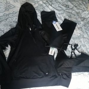 Ellie workout outfit